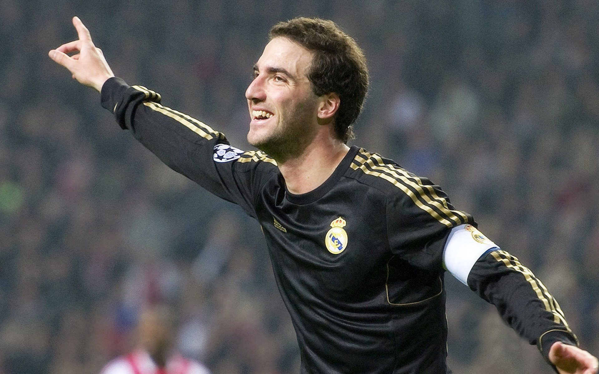 国王场边训练照展示球员专注面貌，国王 球队